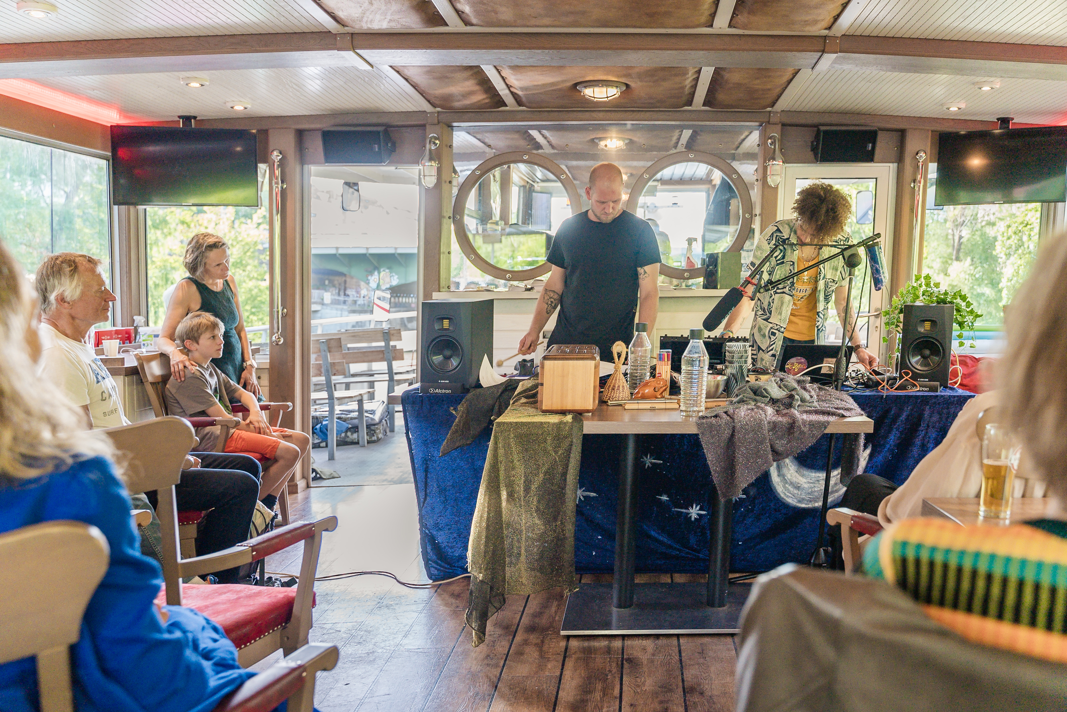 Water Cruises_Wasser Karaoke by Max Mutz and Luc Kopf_One Body of Water